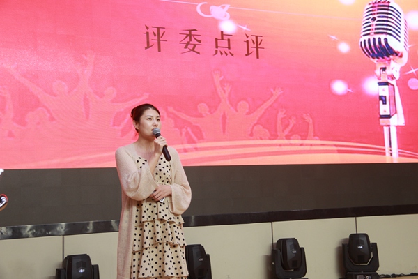 孙诗萌老师为参赛选手做总结点评.jpg