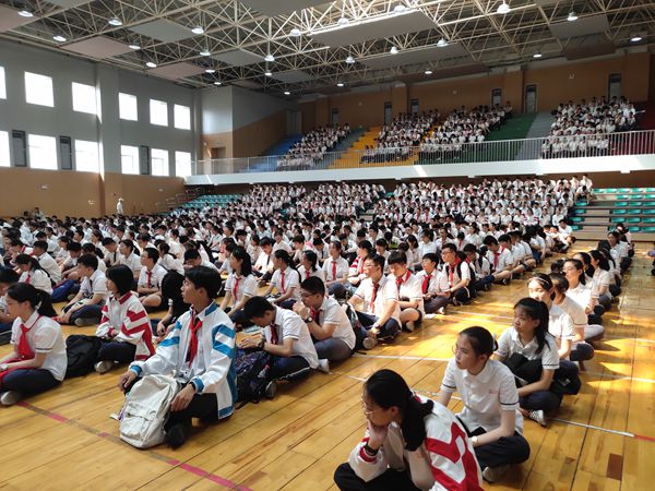 同学们认真聆听.jpg
