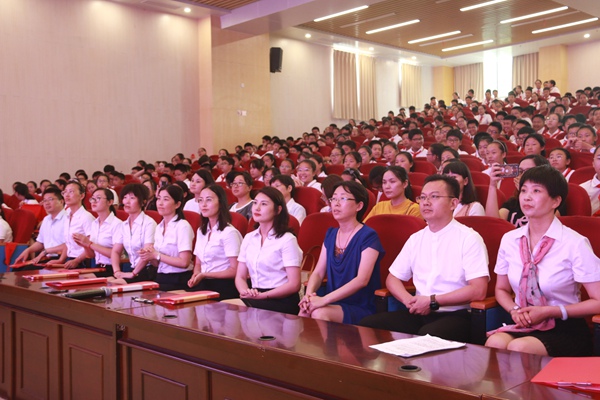 与会校领导及初一全体班主任.jpg