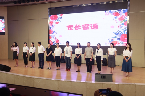 初二12个班级家委代表勉励学子.jpg