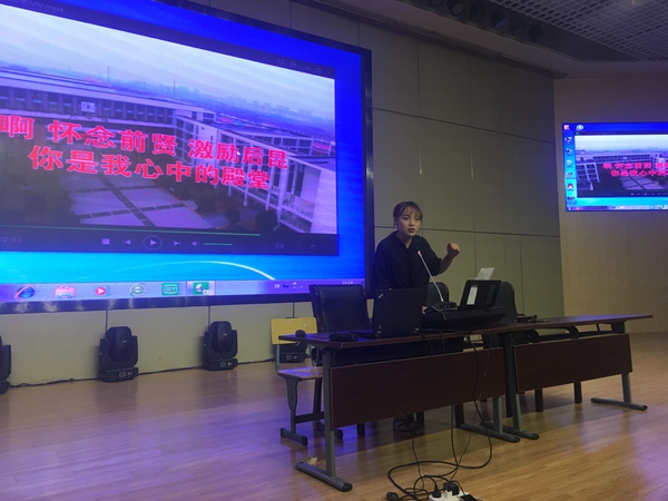 热情讲解.JPG