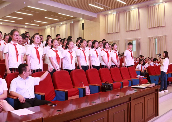 激情的口号响彻会场2.jpg