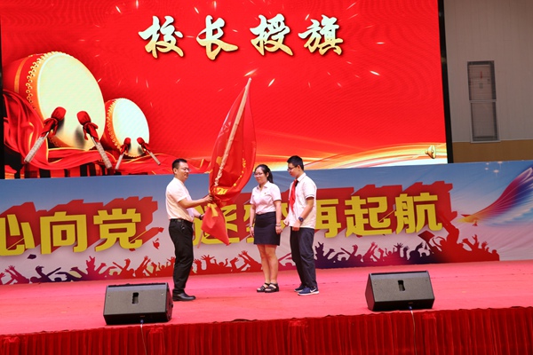 12崔校长授年级组大旗.jpg