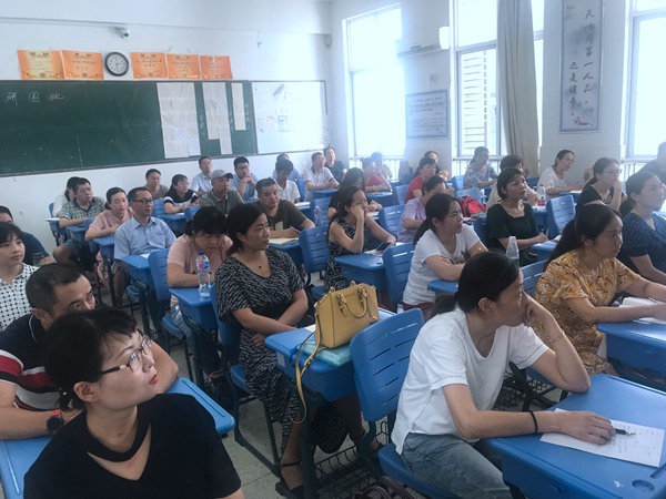 家长们认真参会2.JPG