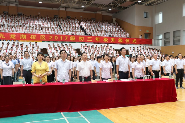 18整齐有序的初三全体师生.jpg