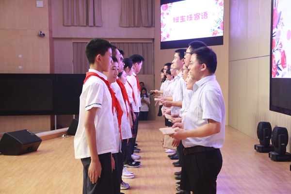 各班班长向班主任递交目标书.jpg