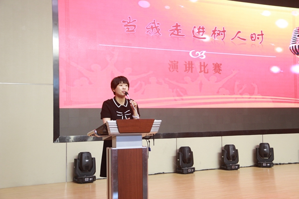 潘金霞主任首先为同学们加油鼓劲.jpg