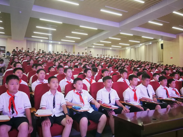 学生认真聆听.jpg