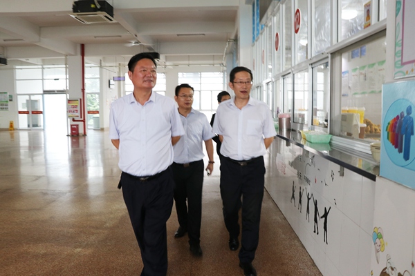 35陆校长陪同市教育局副局长卫刚视察学生餐厅.JPG