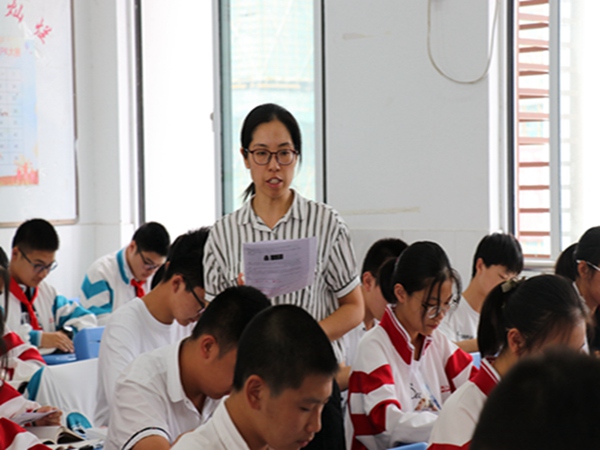 8徐春明在上历史课.jpg