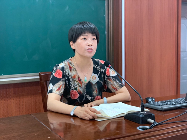 6初一年级主任潘金霞发言.jpg