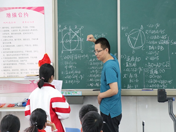 13万朝清在上数学课.jpg