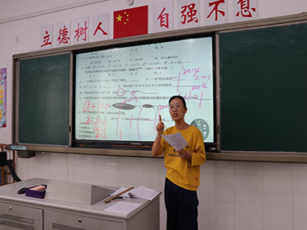14赵银珍在上数学课.jpg