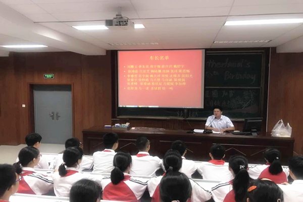 大队部彭宝秋老师主持.jpg
