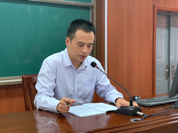 7初二年级主任卞家海发言.jpg