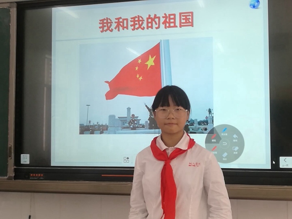 主持人充满自豪介绍祖国的伟大成果.jpg