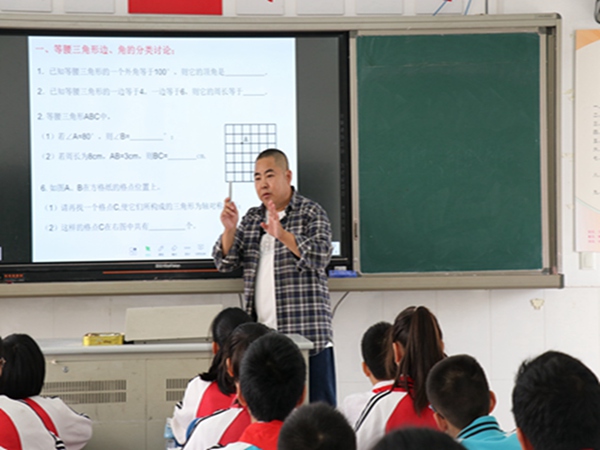 3华慕桂在上数学课.jpg