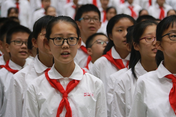 24同学们齐声高唱《树人校歌》.jpg