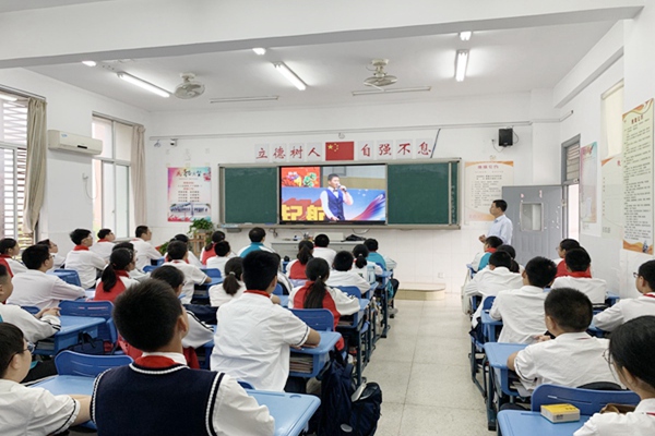 31初中部分班级通过视频直播认真参与.jpg