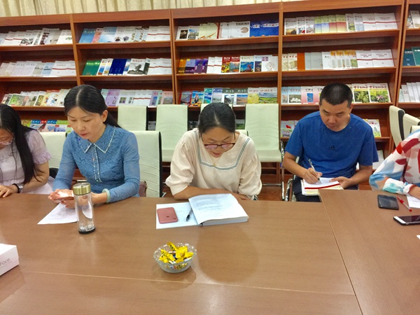 初一英语备课主任鲁霞老师发言.jpg