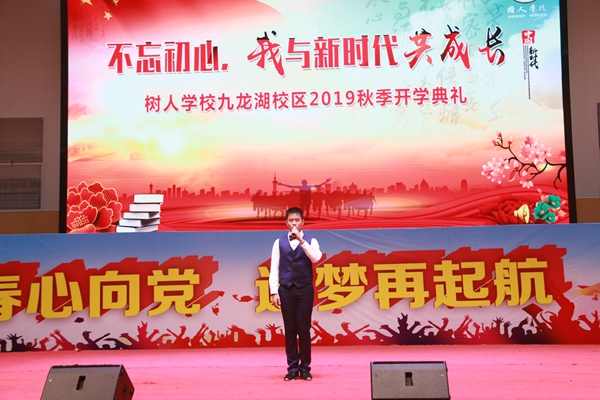 1曹华夏同学唱响《我和我的祖国》.jpg