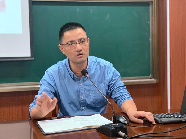 8初三年级主任卢生茂发言.jpg