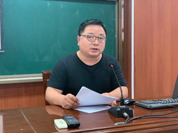 2人力资源处副主任钟晓鸿主持职称测评.jpg