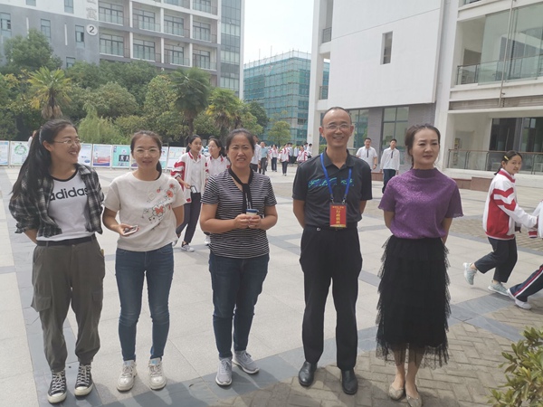 前来考察交流的新疆新源县别斯托别中学老师们.jpg