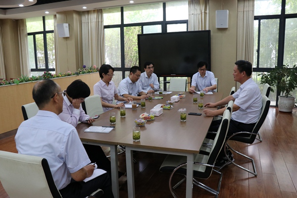 37陆校长与部分行政人员进行交流.JPG