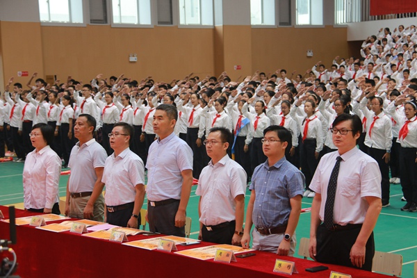5全场起立奏唱《国歌》.jpg