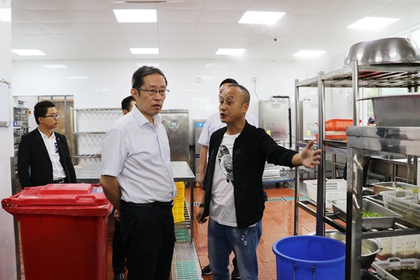 36市教育局副局长卫刚视察食堂后厨.JPG