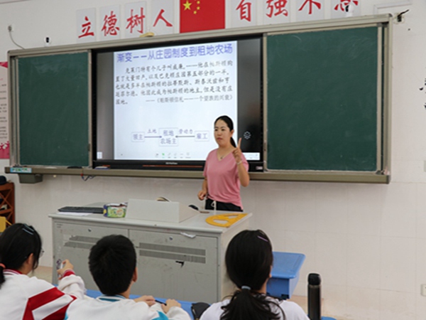 11朱立云在上历史课.jpg