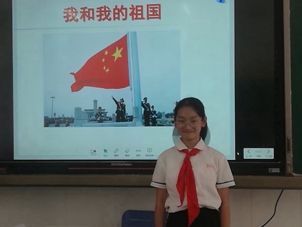 同学积极表达自己对祖国的爱.jpg