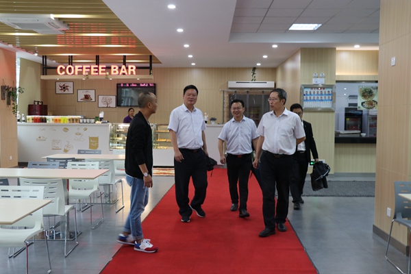 34陆校长陪同市教育局副局长卫刚视察美食广场.JPG