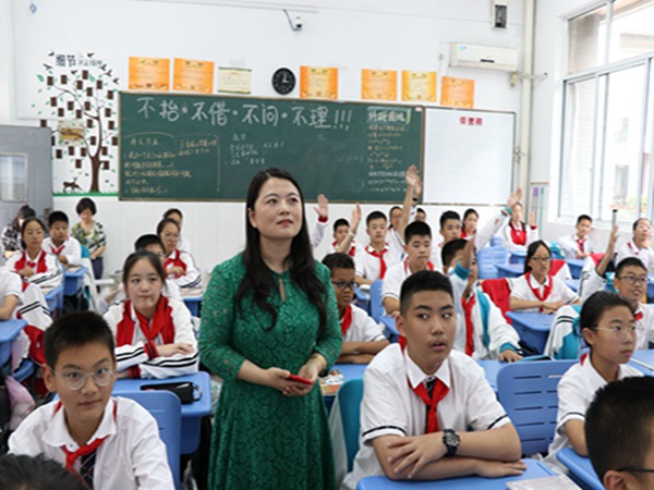 12张引在上语文课.jpg