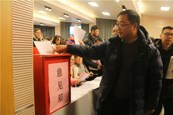 教师们将评议表投入投票箱.jpg