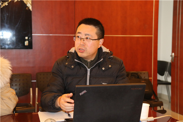 我校教务处副主任常松主持会议.jpg