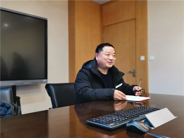 钟晓鸿主任听取新教师建议.png