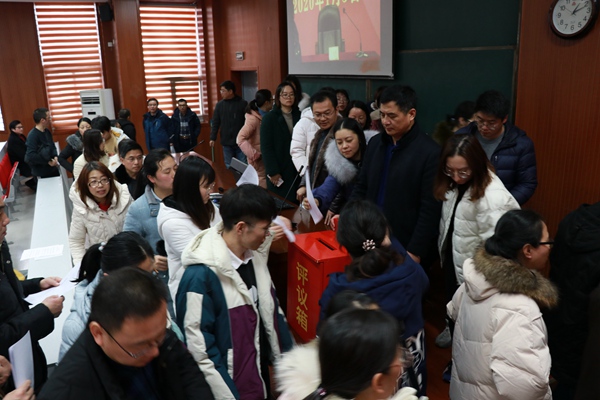 教师们将评议表投入投票箱.jpg