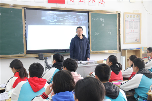 王洪安老师上课.jpg