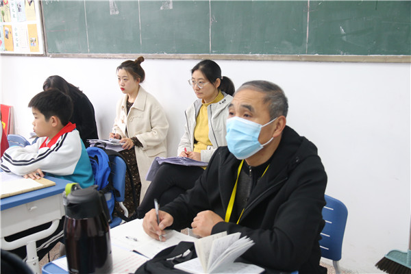 督导刘政听课.jpg