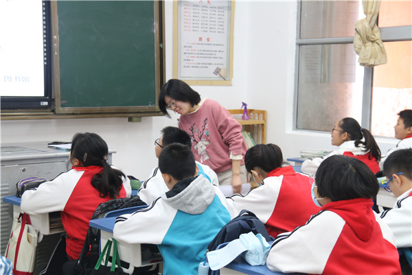 龚延吉老师上课.jpg