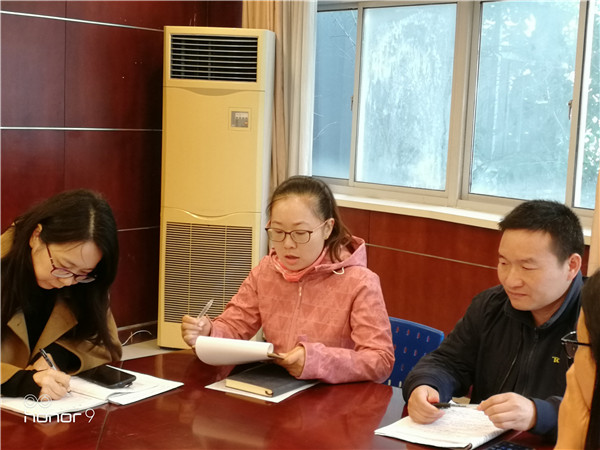 徐军老师在给班主任做培训.jpg