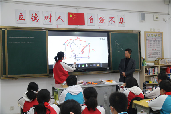 李野老师上课.jpg
