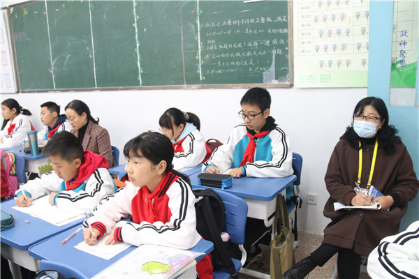 督导杨春明听课.jpg