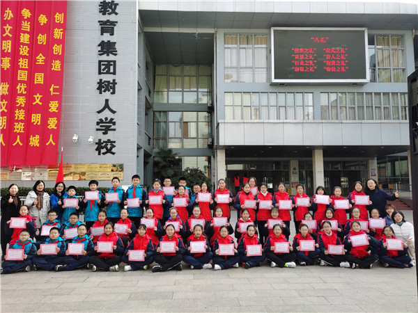 董校长和获奖选手们合照.jpg
