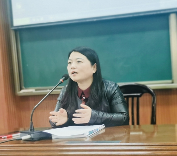 张引老师主持.jpg