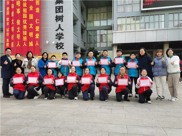 董校长和获奖选手合照.jpg