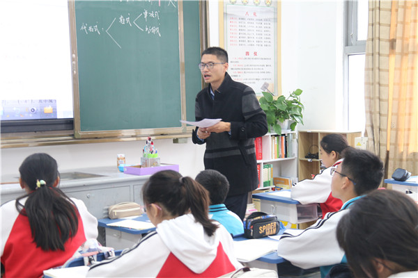 许磊老师上课.jpg
