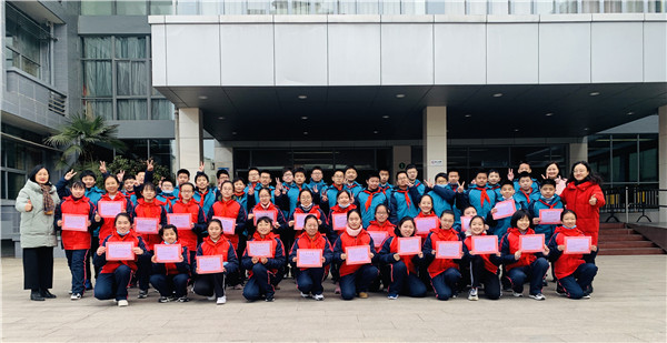 获得“我是单词王”的同学们与董校长、老师们合影.jpg